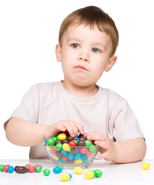 Retrato de um menino com doces — Fotografia de Stock