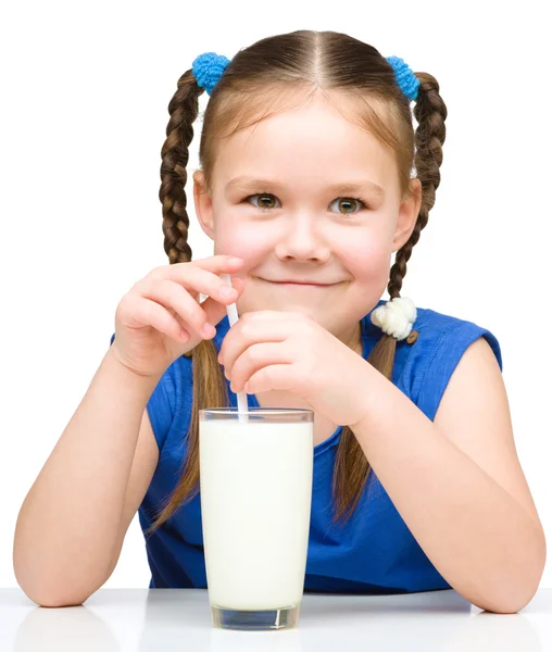 Schattig klein meisje met een glas melk — Stockfoto