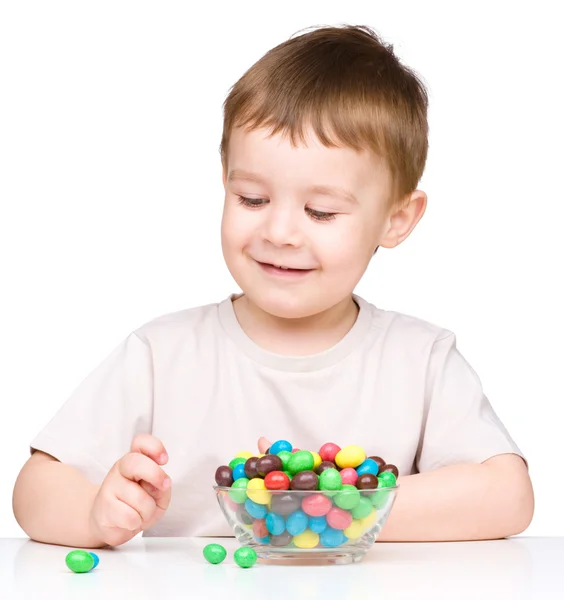 Retrato de un niño con caramelos — Foto de Stock