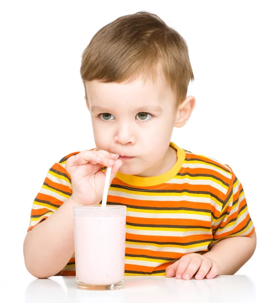 Ragazzino carino con un bicchiere di latte — Foto Stock