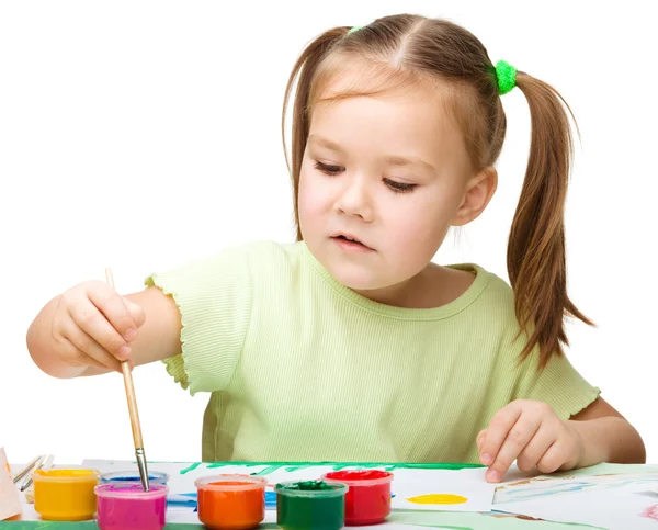 Şirin çocuk boyalar ile oynamak — Stok fotoğraf
