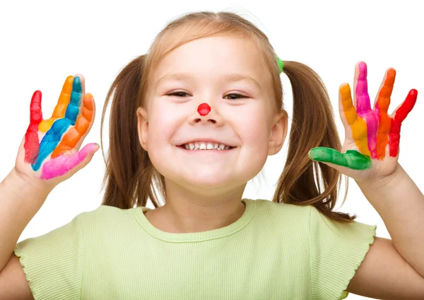 Retrato de uma menina bonita brincando com tintas — Fotografia de Stock