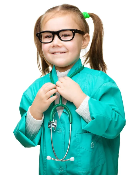 Aranyos kis lány játszik orvos — Stock Fotó