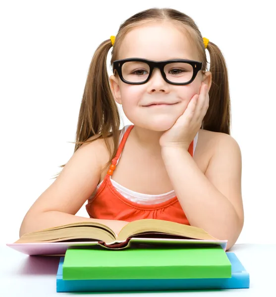 Menina está lendo um livro — Fotografia de Stock