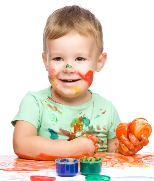 Menino está brincando com tintas — Fotografia de Stock