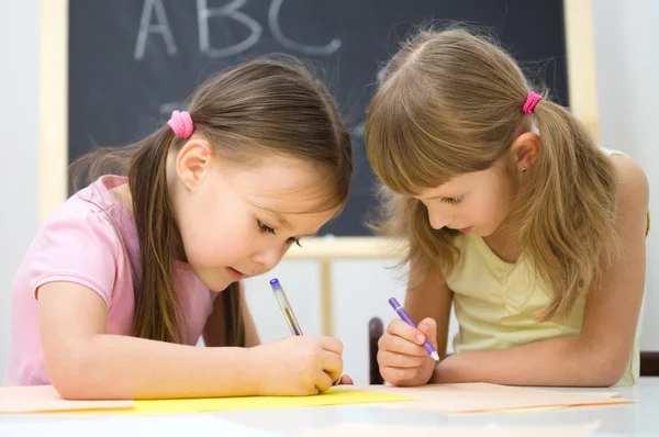 Kleine meisjes zijn schrijven met een pen — Stockfoto