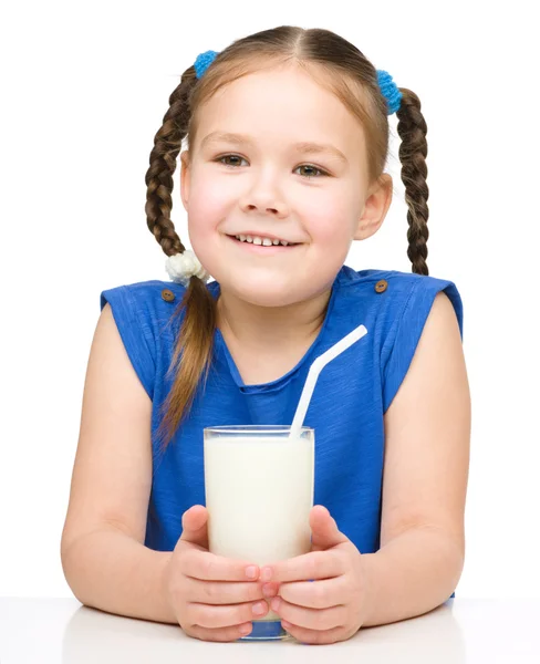 可爱的小女孩，用一杯牛奶 — 图库照片