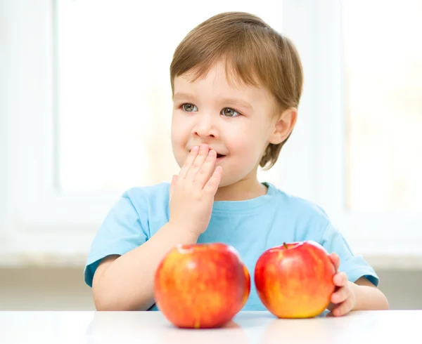 Portret van een gelukkig jongetje met appels — Stockfoto