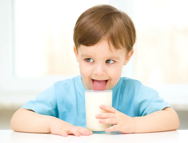 एक ग्लास दूध सुंदर लहान मुलगा — स्टॉक फोटो, इमेज