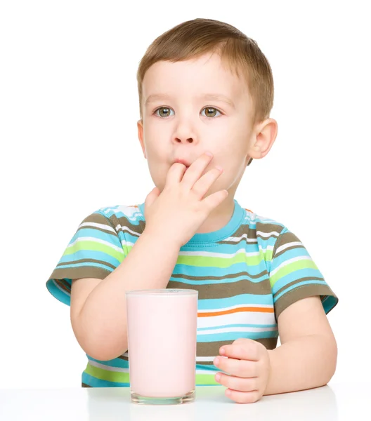 Ragazzino carino con un bicchiere di latte — Foto Stock