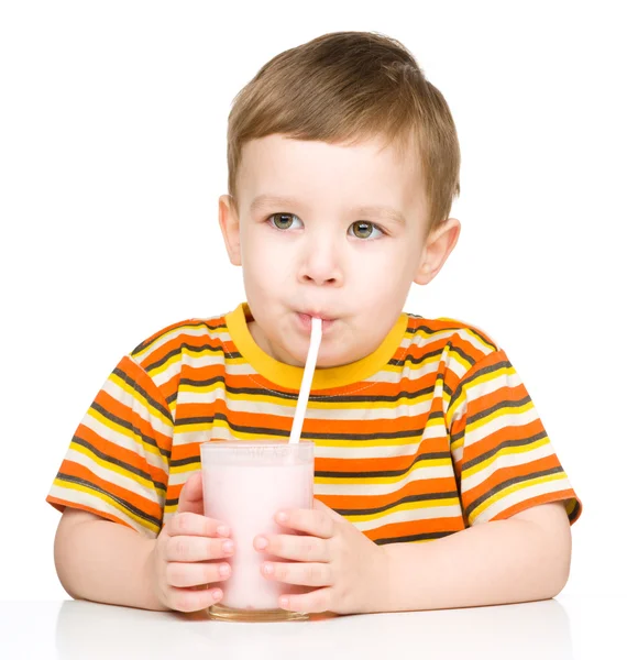 Lindo niño con un vaso de leche — Foto de Stock