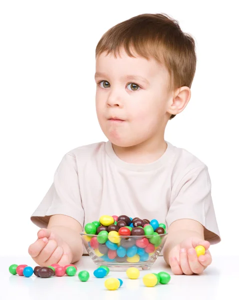 一个男孩用糖果的肖像 — 图库照片
