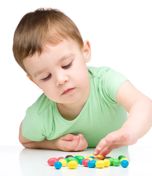 Porträt eines Jungen mit Bonbons — Stockfoto