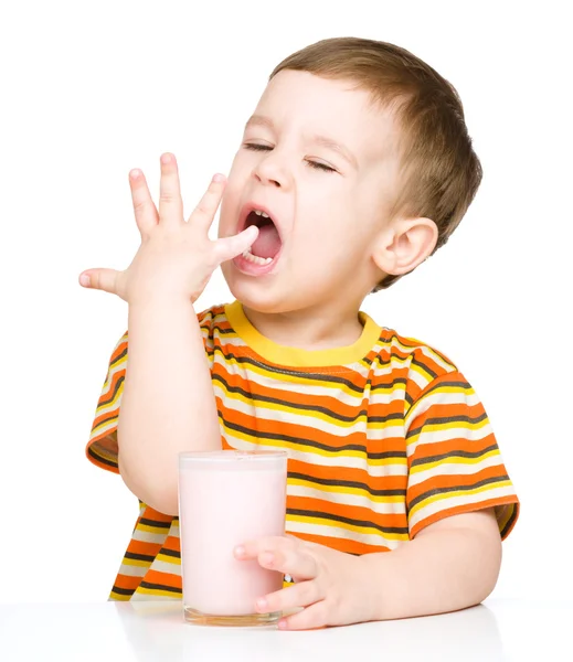 Милий маленький хлопчик зі склянкою молока — стокове фото