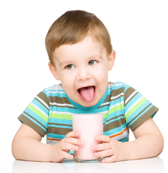 Bir bardak süt ile şirin küçük çocuk — Stok fotoğraf