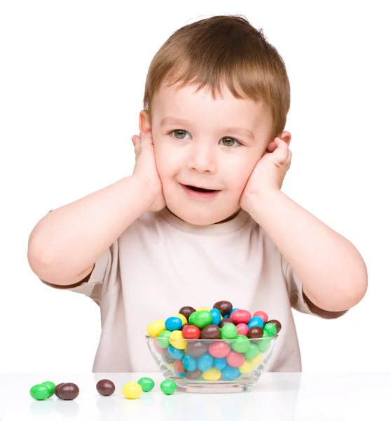 Ritratto di un ragazzo con caramelle — Foto Stock