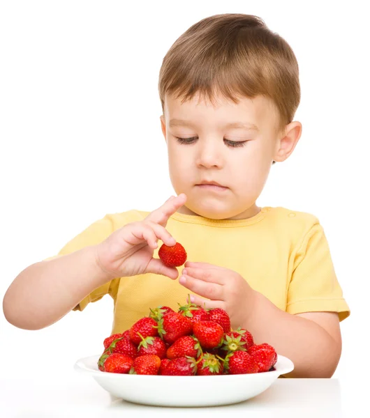 Kleiner Junge mit Erdbeeren — Stockfoto