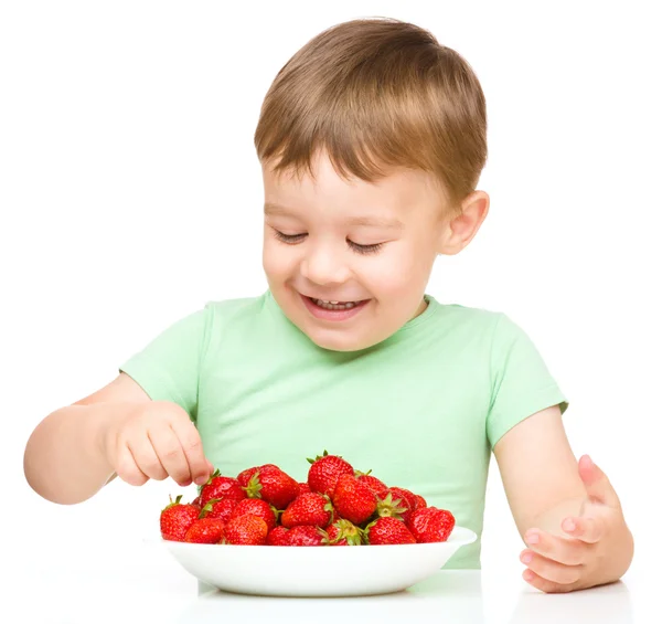 イチゴと幸せな小さな男の子 — ストック写真
