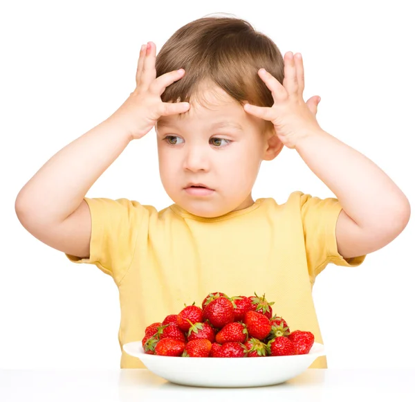 Little boy refuses to eat strawberries — Stock Photo, Image