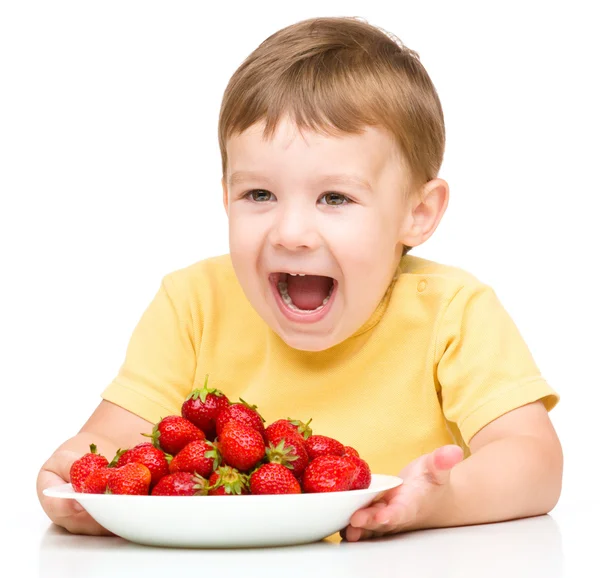 Glücklicher kleiner Junge mit Erdbeeren — Stockfoto