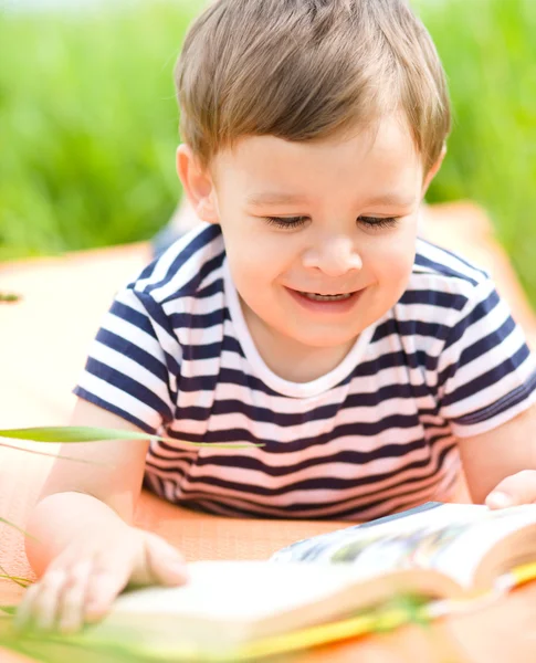 Menino está lendo livro — Fotografia de Stock