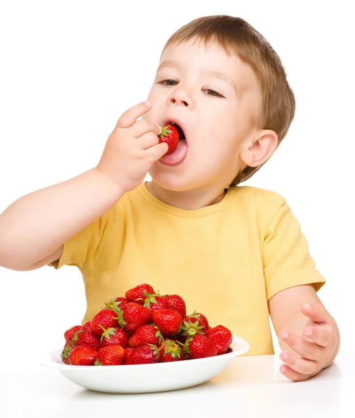 Gelukkig jongetje met aardbeien — Stockfoto