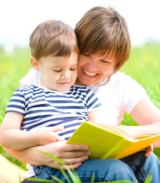 Anne çocuğu için kitap okuyor. — Stok fotoğraf