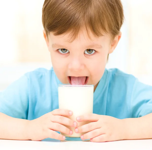 Ragazzino carino con un bicchiere di latte — Foto Stock