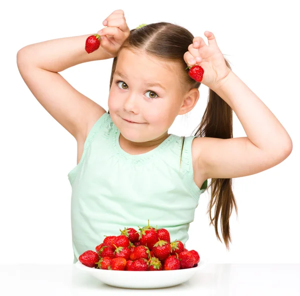 小さな女の子はイチゴを食べて幸せ — ストック写真