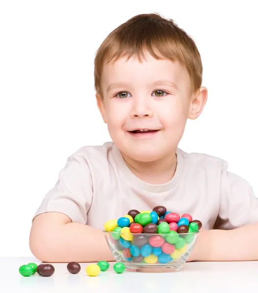 Портрет мальчика с конфетами — стоковое фото