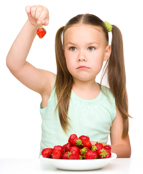 어린 소녀는 딸기를 먹으십시오 — 스톡 사진