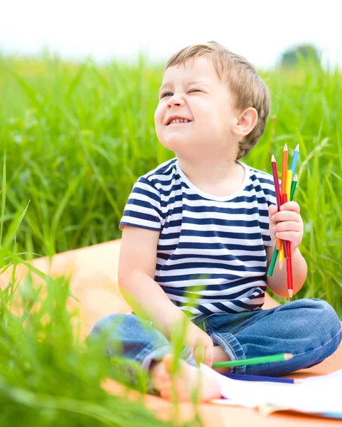 Petit garçon joue avec des crayons — Photo