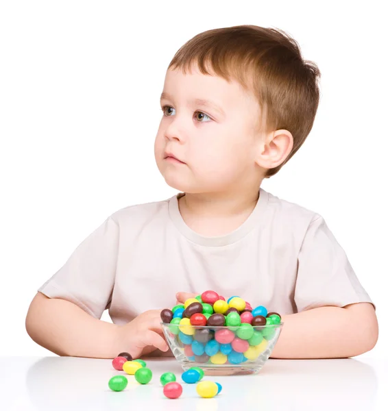 Podobizna chlapce s bonbony — Stock fotografie