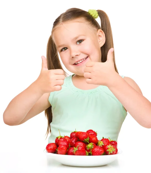 Szczęśliwy, że dziewczynka jest jeść truskawki — Zdjęcie stockowe