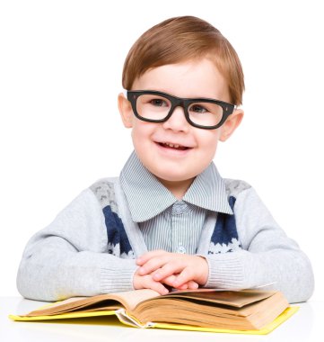 kitap ile küçük çocuk oyun