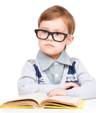 kitap ile küçük çocuk oyun