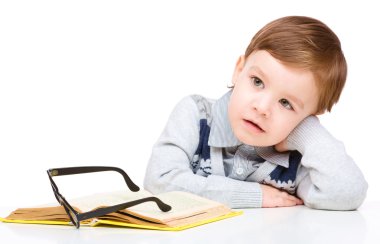 kitap ile küçük çocuk oyun