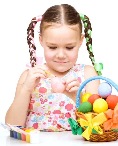 Kleines Mädchen bemalt Eier und bereitet sich auf Ostern vor — Stockfoto