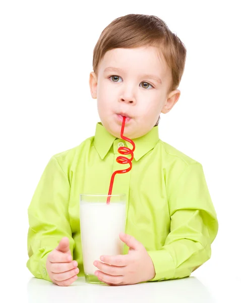 Söt liten pojke med ett glas mjölk — Stockfoto