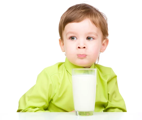 Milý chlapeček s sklenici mléka — Stock fotografie