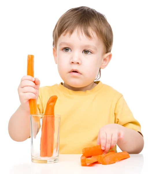 Liten pojke äter morot — Stockfoto