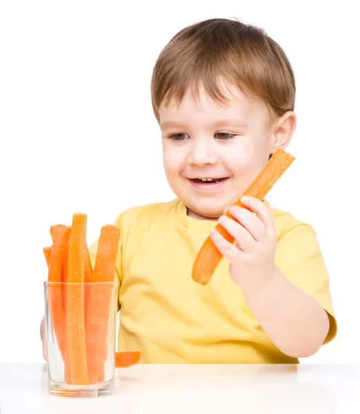 Μικρό αγόρι τρώει καρότο — Φωτογραφία Αρχείου