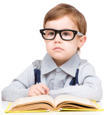 kitap ile küçük çocuk oyun