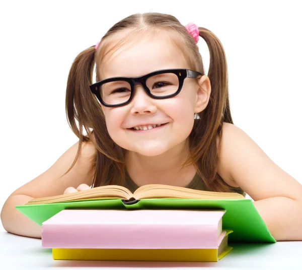 La bambina sta leggendo un libro — Foto Stock