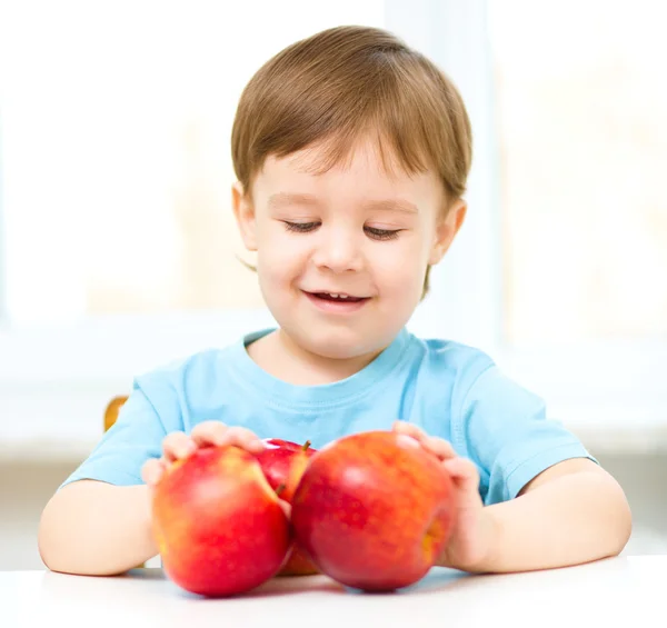 Портрет щасливого маленького хлопчика з яблуками — стокове фото