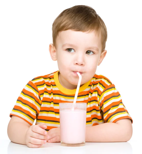 Netter kleiner Junge mit einem Glas Milch — Stockfoto