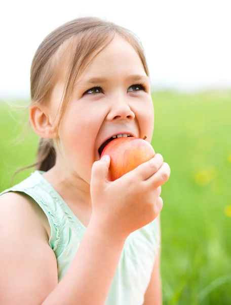 Porträt eines kleinen Mädchens mit Apfel — Stockfoto