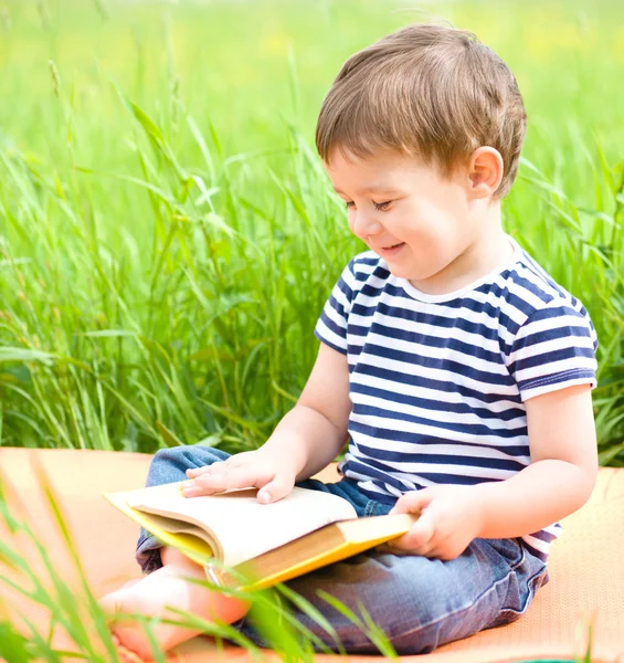 Kleiner Junge liest Buch — Stockfoto