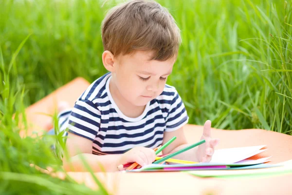 Kleine jongen speelt met potloden — Stockfoto