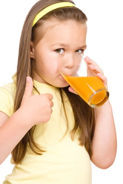 어린 소녀 오렌지 주스를 마시고 있다 — 스톡 사진